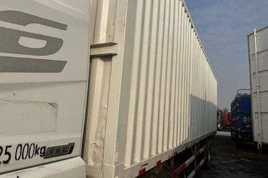 二手青岛解放 JH6重卡 290马力 6X2 9.5米厢式载货车(国五) 前四后四 锡柴二手载货车 黄牌