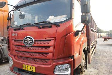 二手青岛解放 JK6中卡 240马力 4X2 6.8米仓栅式载货车(国五) 单桥 锡柴二手载货车 黄牌图片