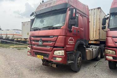 二手中国重汽 HOKA H7重卡 380马力 6X4 LNG牵引车(国五) 双驱 中国重汽二手牵引车 黄牌图片