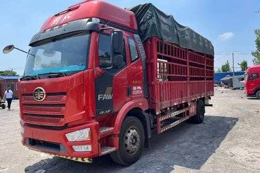 二手一汽解放 J6L中卡 尊享版 绿通 260马力 4X2 6.75米仓栅式载货车(国六) 单桥 大柴二手载货车 黄牌图片
