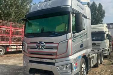 二手一汽解放 J7重卡 560马力 6X4 AMT自动挡牵引车(液缓)(国六) 双驱 锡柴二手牵引车 黄牌图片