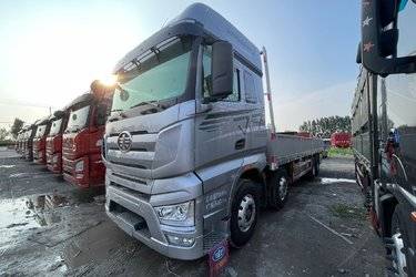 二手一汽解放 J7重卡 经典版 560马力 8X4 9.5米AMT自动档栏板载货车(液缓)(465后桥)(国六) 前四后八 锡柴二手载货车 黄牌图片