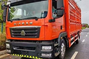 二手中国重汽 汕德卡SITRAK G5中卡 240马力 4X2 6.8米仓栅式载货车(国五) 单桥 中国重汽二手载货车 黄牌图片