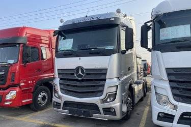 二手奔驰 Actros 重卡 星徽尊享版  530马力 6X4 自动挡牵引车(国六) 双驱 奔驰二手牵引车 黄牌图片