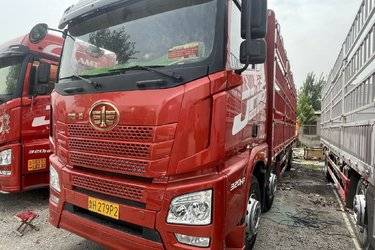 二手青岛解放 JH6 智享版 320马力 6X2 9.5米AMT自动档仓栅式载货车(国六) 前四后四 锡柴二手载货车 黄牌
