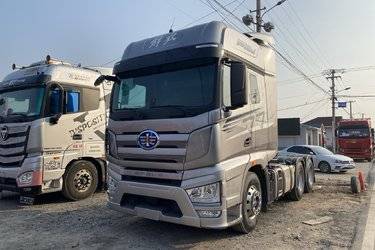 二手一汽解放 J7重卡 560马力 6X4 AMT自动挡牵引车(液缓)(国六) 双驱 锡柴二手牵引车 黄牌图片