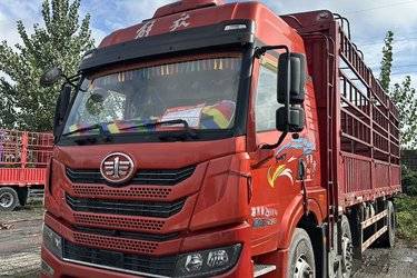 二手青岛解放 悍V重卡 290马力 6X2 7.7米仓栅式载货车(国五) 前四后四 锡柴二手载货车 黄牌图片