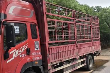 二手青岛解放 JK6中卡 270马力 4X2 6.8米仓栅式载货车(国六) 单桥 玉柴二手载货车 黄牌