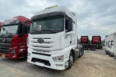 二手一汽解放 J7重卡 620马力 6X4 AMT自动档牵引车(一汽解放12挡)(带液缓)(国六) 双驱 锡柴二手牵引车 黄牌图片