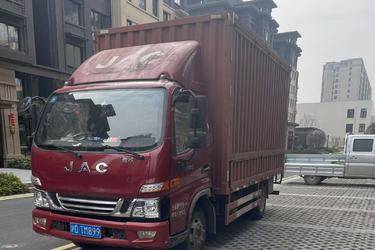 二手江淮 骏铃V8 156马力 4X2 4.87米排半厢式载货车(国五) 单桥 康明斯二手载货车 黄牌图片