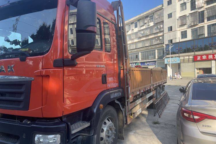 二手重汽汕德卡 240马力 载货车