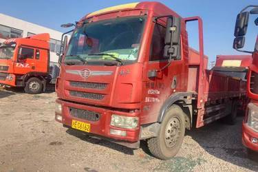 青岛解放 龙V中卡 180马力 4X2 6.7米栏板载货车底盘(升级版)(国五) 单桥 锡柴二手载货车 黄牌