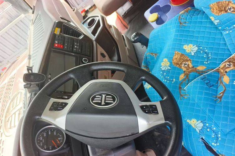 二手青岛解放 350马力 载货车