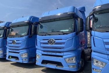二手一汽解放 J7重卡 560马力 4X2 ATM自动挡牵引车(国六) 单桥 锡柴二手牵引车 黄牌