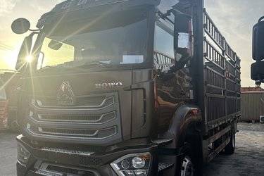 二手中国重汽 HOWO TX 250马力 4X2 6.75米仓栅式货车(国六) 单桥 曼二手载货车 黄牌