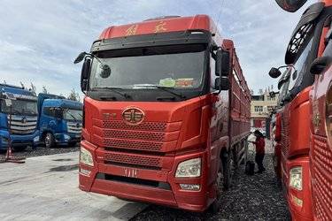 二手青岛解放 JH6重卡 领航版2.0 460马力 8X4 9.5米AMT自动挡仓栅式载货车(国六) 前四后八 锡柴二手载货车 黄牌