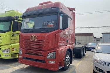 二手青岛解放 JH6重卡 领航版2.0 590马力 6X4 LNG自动档牵引车(国六) 双驱 潍柴二手牵引车 黄牌