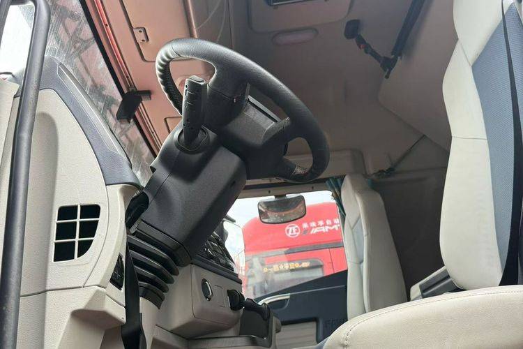 二手青岛解放 350马力 载货车