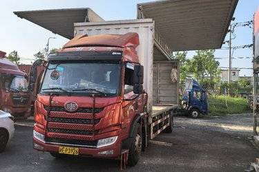 二手青岛解放 龙VH中卡 220马力 4X2 7.6米厢式载货车(后桥378铸造桥)(国五) 单桥 大柴二手载货车 黄牌