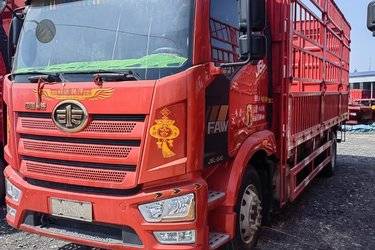 二手一汽解放 J6L中卡 240马力 6X2 7.7米仓栅式载货车(国五) 前四后四 锡柴二手载货车 黄牌图片
