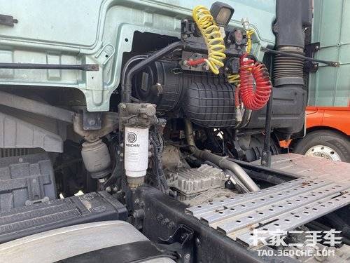 青岛解放 610马力 牵引车