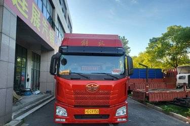 二手青岛解放 JH6 300马力 4X2 9.7米AMT自动档厢式载货车(国六) 单桥 玉柴二手载货车 黄牌图片