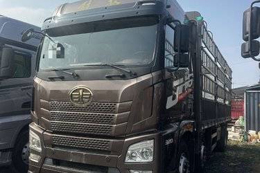二手青岛解放 JH6重卡 320马力 6X2 7.7米仓栅式载货车(国六) 前四后四 锡柴二手载货车 黄牌