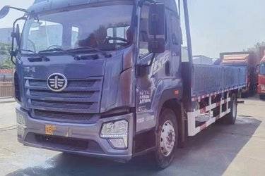 二手青岛解放 JK6中卡 240马力 4X2 6.8米栏板载货车(国六) 单桥 大柴二手载货车 黄牌图片