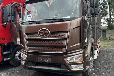 二手一汽解放 J6L中卡 尊享版 绿通 260马力 4X2 6.75米仓栅式载货车(国六) 单桥 大柴二手载货车 黄牌图片