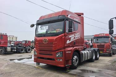二手青岛解放 JH6 智享版 550马力 6X4 AMT自动档牵引车(国六) 双驱 潍柴二手牵引车 黄牌图片