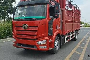 二手一汽解放 J6L中卡 2020款 领航版 寒区款 240马力 4X2 6.75米仓栅式载货车(国五) 单桥 锡柴二手载货车 黄牌