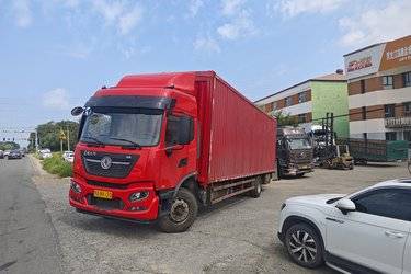 二手东风商用车 天锦KR 245马力 6X2 8.6米翼开启厢式载货车(国五) 前四后四 东风康明斯二手载货车 黄牌图片