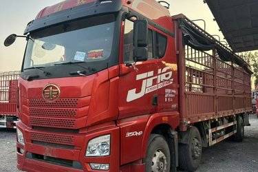 二手青岛解放 JH6重卡 领航版2.0 350马力 8X2 9.5米仓栅式载货车(国六) 前四后六 锡柴二手载货车 黄牌图片