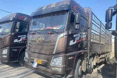 二手青岛解放 JH6重卡 领航版2.0 400马力 8X4 9.5米仓栅式载货车(法士特12挡)(国五) 前四后八 潍柴二手载货车 黄牌