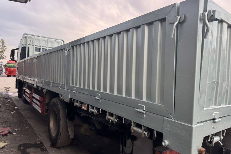 二手重汽汕德卡 350马力 载货车