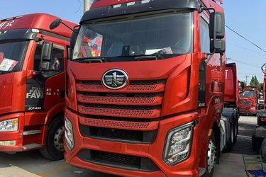 二手一汽解放 J6V重卡 560马力 6X4 AMT自动挡牵引车(国六) 双驱 锡柴二手牵引车 黄牌图片