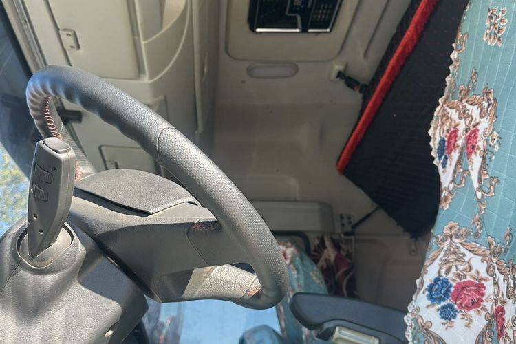 二手青岛解放 320马力 载货车