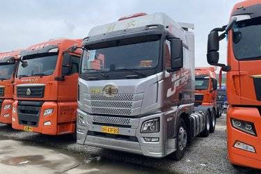 二手青岛解放 JH6重卡 智尊版 610马力 6X4 AMT自动档牵引车(国六) 双驱 潍柴二手牵引车 黄牌图片