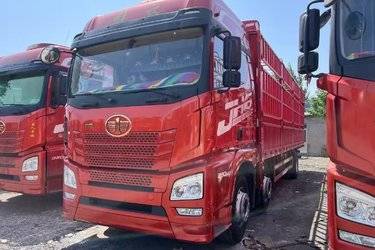 二手青岛解放 JH6重卡 领航版2.0 290马力 6X2 9.4米仓栅式载货车(国五) 前四后四 锡柴二手载货车 黄牌
