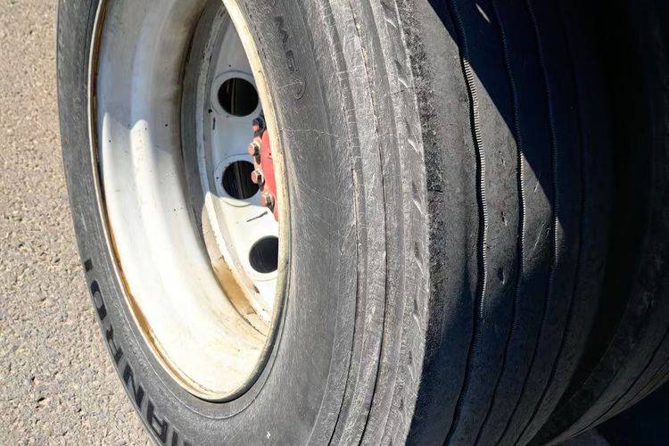 二手一汽解放 240马力 载货车