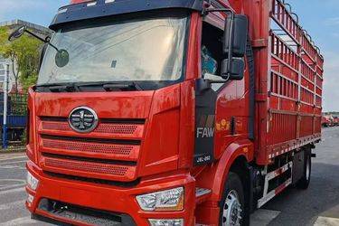 二手一汽解放 J6L重卡 260马力 6X2 6.8米仓栅式载货车(国六) 前四后四 锡柴二手载货车 黄牌