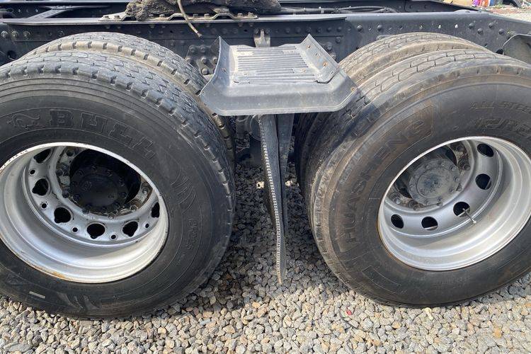 二手青岛解放 610马力 牵引车