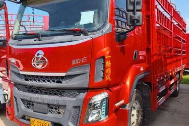 二手东风柳汽 乘龙H5中卡 240马力 4X2 6.8米仓栅式载货车(国五) 单桥 玉柴二手载货车 黄牌图片