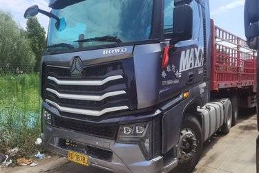 二手中国重汽 HOWO TS7重卡 590马力 6X4 LNG自动档牵引车(国六) 双驱 潍柴二手牵引车 黄牌图片