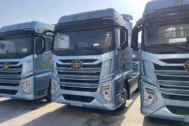 青岛解放 鹰途 头等舱 660马力 6X4 LNG自动档牵引车(国六) 双驱 锡柴二手牵引车 黄牌