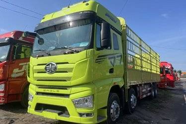 二手一汽解放 J7重卡 经典版 560马力 8X4 9.4米AMT自动档仓栅式载货车(国六) 前四后八 锡柴二手载货车 黄牌图片
