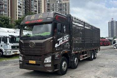 二手青岛解放 JH6重卡 460马力 8X4 9.5米仓栅式载货车(速比3.545)(国五) 前四后八 锡柴二手载货车 黄牌图片