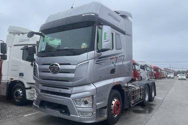 二手一汽解放 J7重卡 560马力 6X4 AMT自动挡牵引车(液缓)(国六) 双驱 锡柴二手牵引车 黄牌图片