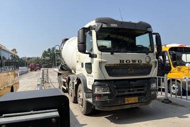 二手中国重汽 HOWO T5G 340马力 8X4 7.91方混凝土搅拌车(国五) 前四后八 潍柴二手搅拌车图片