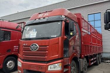 二手一汽解放 新J6P重卡 绿通版 460马力 8X4 9.5米仓栅式载货车(国五) 前四后八 锡柴二手载货车 黄牌图片